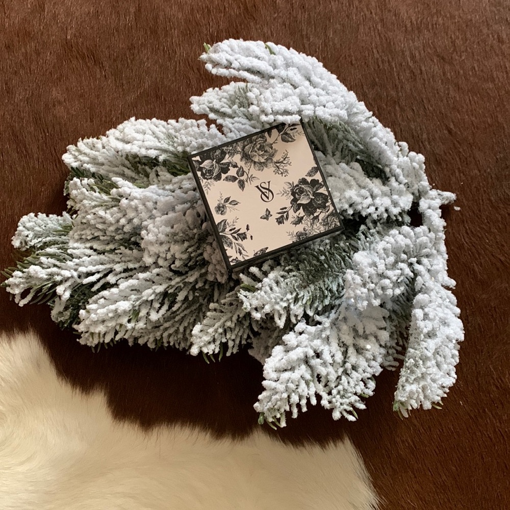 Victoria’s Secret 2021 Christmas Decor